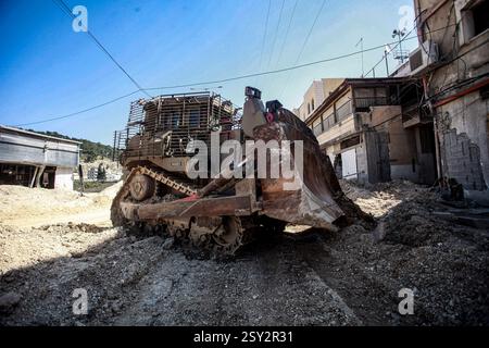Tulkarm, Palästina. Februar 2025. Israelische Militärbulldozer sahen, wie sie Infrastruktur und Straßen im zerstörten Flüchtlingslager nur Shams zerstörten. Israelische Truppen erlaubten den Bewohnern, ihre Sachen zurückzuholen, nachdem sie Abrissanzeigen für mehrere Häuser ausgestellt hatten, während eines wochenlangen Angriffs auf das Westjordanland, bei dem rund 30.000 Palästinenser aus ihren Häusern innerhalb des nur Shams Flüchtlingslagers vertrieben wurden. Quelle: SOPA Images Limited/Alamy Live News Stockfoto