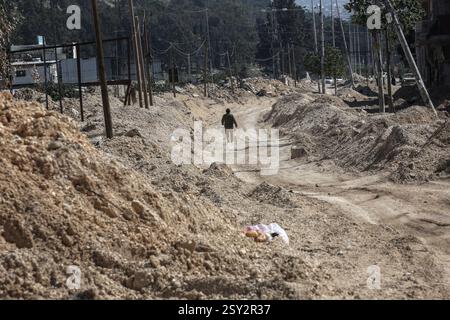 Tulkarm, Palästina. Februar 2025. Ein palästinensischer Flüchtling geht durch eine zerstörte Straße, nachdem sein Haus im Flüchtlingslager nur Shams zerstört wurde. Israelische Truppen erlaubten den Bewohnern, ihre Sachen zurückzuholen, nachdem sie Abrissanzeigen für mehrere Häuser ausgestellt hatten, während eines wochenlangen Angriffs auf das Westjordanland, bei dem rund 30.000 Palästinenser aus ihren Häusern innerhalb des nur Shams Flüchtlingslagers vertrieben wurden. Quelle: SOPA Images Limited/Alamy Live News Stockfoto