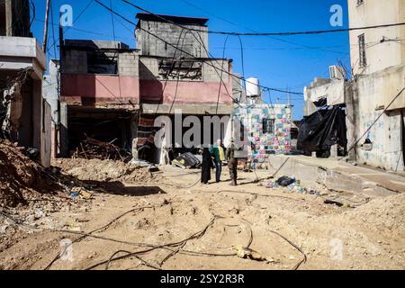 Tulkarm, Palästina. Februar 2025. Ein israelischer Soldat bittet eine palästinensische Familie, ihr Zuhause im zerstörten Flüchtlingslager nur Shams zu verlassen. Israelische Truppen erlaubten den Bewohnern, ihre Sachen zurückzuholen, nachdem sie Abrissanzeigen für mehrere Häuser ausgestellt hatten, während eines wochenlangen Angriffs auf das Westjordanland, bei dem rund 30.000 Palästinenser aus ihren Häusern innerhalb des nur Shams Flüchtlingslagers vertrieben wurden. Quelle: SOPA Images Limited/Alamy Live News Stockfoto