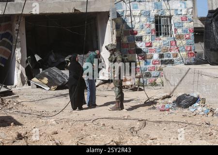 Tulkarm, Palästina. Februar 2025. Ein israelischer Soldat bittet eine palästinensische Familie, ihr Zuhause im zerstörten Flüchtlingslager nur Shams zu verlassen. Israelische Truppen erlaubten den Bewohnern, ihre Sachen zurückzuholen, nachdem sie Abrissanzeigen für mehrere Häuser ausgestellt hatten, während eines wochenlangen Angriffs auf das Westjordanland, bei dem rund 30.000 Palästinenser aus ihren Häusern innerhalb des nur Shams Flüchtlingslagers vertrieben wurden. Quelle: SOPA Images Limited/Alamy Live News Stockfoto