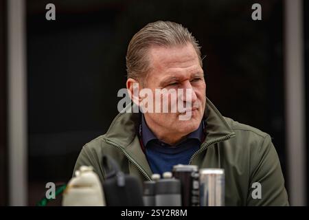 Sakhir, Bahrain. Februar 2025. Jos Verstappen (NL), Vater von Max Verstappen BHR, Formel 1 Weltmeisterschaft, Formel 1 Testfahrten, Bahrain International Circuit, 26.02.2025 Foto: Eibner-Pressefoto/Thomas Fuessler Credit: dpa/Alamy Live News Stockfoto
