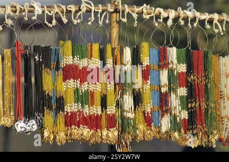 Billige Imitation Schmuck im Stall in Pushkar Rajasthan Indien Stockfoto