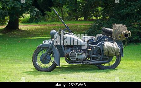 Vintage-Motorrad aus dem 2. Weltkrieg und Beiwagen isoliert auf Gras Stockfoto