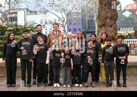 LONDON, GROSSBRITANNIEN. Februar 2025. Robert Rigby ist der Lord Mayor of Westminster, der am Londoner Bürgermeister Sadiq Khan teilnimmt, 2025 die Ramadan-Lichter am Piccadilly Circus anschaltete und eine Ramadan-Laterne-Parade am Leicester Square in London, England, veranstaltete. (Foto von 李世惠/siehe Li/Picture Capital) Credit: Siehe Li/Picture Capital/Alamy Live News Stockfoto