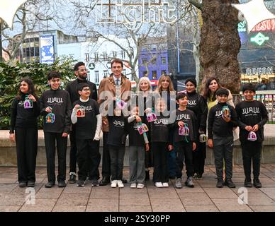LONDON, GROSSBRITANNIEN. Februar 2025. Robert Rigby ist der Lord Mayor of Westminster, der am Londoner Bürgermeister Sadiq Khan teilnimmt, 2025 die Ramadan-Lichter am Piccadilly Circus anschaltete und eine Ramadan-Laterne-Parade am Leicester Square in London, England, veranstaltete. (Foto von 李世惠/siehe Li/Picture Capital) Credit: Siehe Li/Picture Capital/Alamy Live News Stockfoto