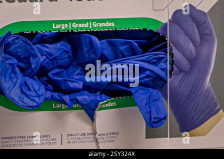 NEW YORK, NEW YORK - 13. FEBRUAR: Latexhandschuhe werden am 13. Februar 2025 in Brooklyn, New York, in einem medizinischen Geschäft in Brooklyn ausgestellt. Aus China importierte medizinische und pharmazeutische Produkte dürften die Verbraucherpreise beeinflussen, sobald die US-Zölle in Kraft treten. Nach Angaben von US-Präsident Donald Trump werden die hohen US-Zölle auf Importe aus Kanada und Mexiko im März nach Ablauf einer monatelangen Verzögerung "weitergehen". Ein zusätzlicher Zollsatz von 10 % auf alle chinesischen Waren trat Anfang dieses Jahres in Kraft und führte zu einer Welle von massiven Einfuhrabgaben, die Ökonomen und Handelsexperten sagen Stockfoto