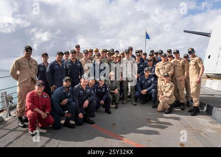 Verteidigungsminister Pete Hegseth trifft sich mit Seeleuten, die dem Arleigh-Burke-Klasse-Raketenzerstörer USS Hudner (DDG 116) zugewiesen wurden, während seines Besuchs auf der Marinestation Guantanamo Bay, Kuba, 25. Februar 2025. (DOD-Foto von US Navy Petty Officer 1. Klasse Alexander C. Kubitza) Stockfoto