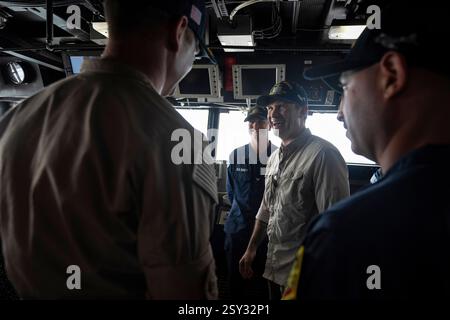 Verteidigungsminister Pete Hegseth trifft sich mit Seeleuten, die dem Arleigh-Burke-Klasse-Raketenzerstörer USS Hudner (DDG 116) zugewiesen wurden, während seines Besuchs auf der Marinestation Guantanamo Bay, Kuba, 25. Februar 2025. (DOD-Foto von US Navy Petty Officer 1. Klasse Alexander C. Kubitza) Stockfoto