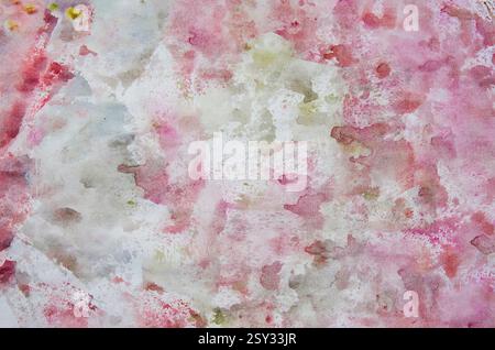 Ein abstraktes Aquarellgemälde mit sanften Rosa-, weiß- und Grüntönen mit ungleichmäßiger Textur, Spritzern und Flecken, die einen mehrschichtigen Effekt erzeugen. Stockfoto