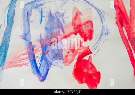 Abstraktes Kunstwerk mit kräftigen roten und blauen Pinselstrichen auf weißem Hintergrund. Lose kreisförmige und lineare Muster erzeugen eine dynamische Komposition. Stockfoto
