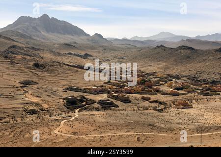 Zghnghen, ein Dorf am Highway 106 in der Antiatlas-Region Marokkos, das von Tafraoute nach Igherm führt. Stockfoto