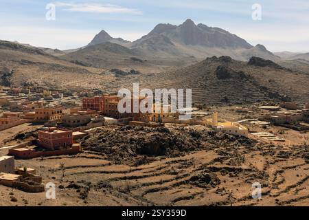 Zghnghen, ein Dorf am Highway 106 in der Antiatlas-Region Marokkos, das von Tafraoute nach Igherm führt. Stockfoto