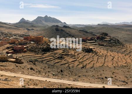 Zghnghen, ein Dorf am Highway 106 in der Antiatlas-Region Marokkos, das von Tafraoute nach Igherm führt. Stockfoto