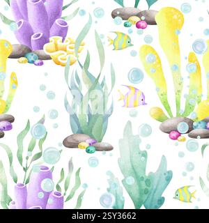 Algen, Korallen, tropische Fische und farbige Kieselsteine, Aquarellfarben, nahtlose Muster. Handgezeichnete Unterwasser-Illustration in Gelb, Flieder und Grün für Kinder Marine und nautische Design. Stockfoto