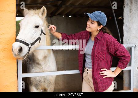 Eine Frau, die sich um Pferde kümmert Stockfoto