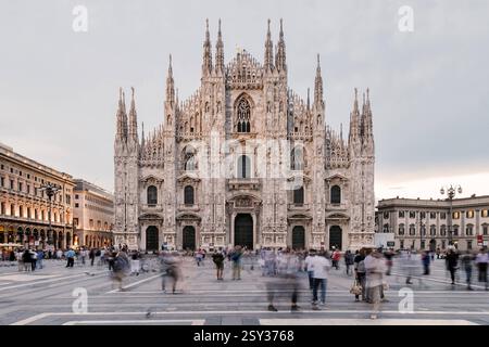 Mailänder Kathedrale und Piazza Duomo. Mailand, Italien - 26. August 2013: Piazza Duomo, eine Vielzahl von Menschen belebt den Platz vor dem wichtigsten Wahrzeichen der Stadt, dem Dom. Mailand MI Italien Copyright: XGennaroxLeonardix Stockfoto