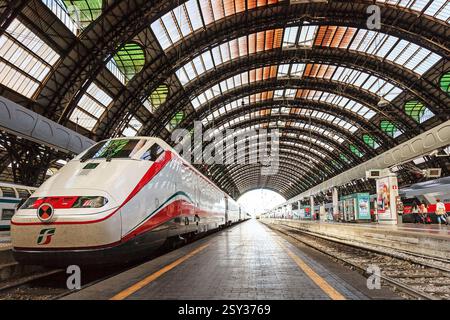 Mailänder Hauptbahnhof - Eurostar Mailand, Italien - 26. August 2013: Der Hochgeschwindigkeitszug White Arrow hielt auf einer Schiene zum Mailänder Hauptbahnhof. Mailand MI Italien Copyright: XGennaroxLeonardix Stockfoto