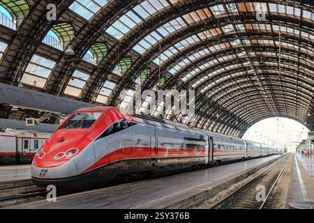 Mailänder Hauptbahnhof - Eurostar Mailand, Italien - 26. August 2013: Roter Pfeil, der auf einer Schiene zum Mailänder Hauptbahnhof hielt. Mailand MI Italien Copyright: XGennaroxLeonardix Stockfoto