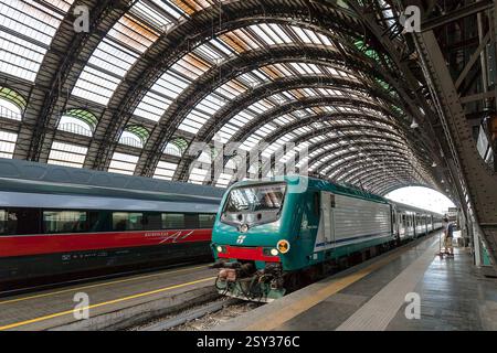 Hauptbahnhof Mailand - Zug Mailand, Italien - 26. August 2013: Lokaler Zug mit dem Zug zum Hauptbahnhof Mailand. Mailand MI Italien Copyright: XGennaroxLeonardix Stockfoto