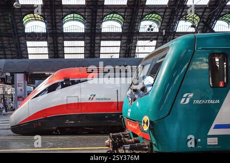 Hauptbahnhof Mailand - Zug Mailand, Italien - 26. August 2013: Zwei Züge halten auf den Gleisen des Hauptbahnhofs. Mailand MI Italien Copyright: XGennaroxLeonardix Stockfoto