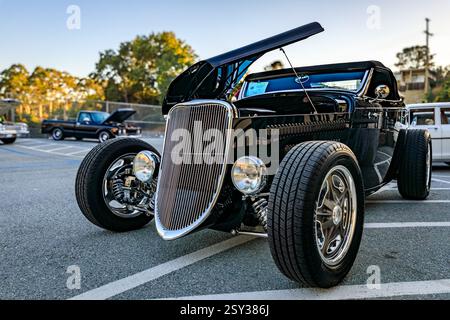 San Bruno, USA - 7. Oktober 2022: Schwarzer 1932 Ford Roadster Hot Rod mit offener Motorhaube, verchromtem Kühlergrill und kundenspezifischen Rädern auf einer Autoausstellung im Vintage-Design Stockfoto