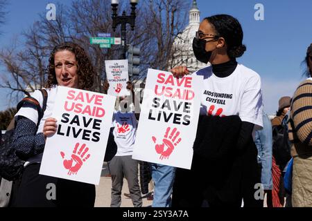 Washington, Usa. Februar 2025. Am Mittwoch, den 26. Februar 2024, versammeln sich Demonstranten zur Unterstützung der United States Agency for the United States Agency for International Development (USAID) vor dem Kapitol in Washington, DC. Foto: Aaron Schwartz/CNP/ABACAPRESS. COM Credit: Abaca Press/Alamy Live News Stockfoto