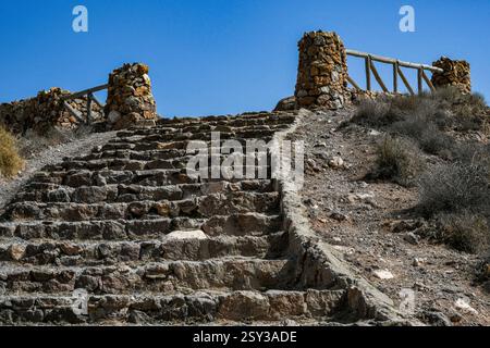 Aufstieg zum Paradies: Entdecken Sie die atemberaubende Aussicht vom La Isleta del Moro Coastal Aussichtspunkt, Cabo de Gata Stockfoto
