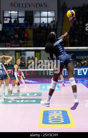 Mailand, Italien. Februar 2025. Paola Egonu (Numia VeroVolley Milano) im Dienst während des Spiels der Volley Italienischen Meisterschaft Serie A Frauen 2024/25 zwischen Numia VeroVolley Milano und Savino Del Bene Scandicci in der Opiquad Arena, Monza, Italien am 26. Februar 2025 während des Spiels Numia Vero Volley Milano gegen Savino Del Bene Scandicci, Volleyball Italienischen Serie A1 Frauen in Mailand, Italien, 26. Februar 2025 Credit: Unabhängige Fotoagentur/Alamy Live News Stockfoto