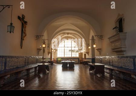 Santarém, Portugal - 20. März 2024: Blick auf das alte Refektorium im Klosterbereich der ​​the Kathedrale von Santarém in Portugal. Stockfoto