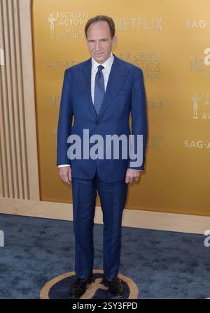 LOS ANGELES, KALIFORNIEN – 23. FEBRUAR: Ralph Fiennes nimmt am 31. Februar an den jährlich stattfindenden Screen Actors Guild Awards im Shrine Auditorium und in der Expo Hall Teil Stockfoto