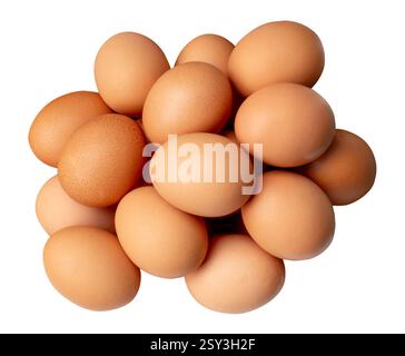 Die Draufsicht einer großen Gruppe von Hühnereiern oder Hühnereiern im Stapel ist auf weißem Hintergrund mit Schnittpfad isoliert. Stockfoto