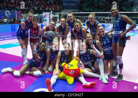 Mailand, Italien. Februar 2025. Spieler von VeroVolley Milano feiern den Sieg während des Spiels der Volley Italian Championship Serie A Frauen 2024/25 zwischen Numia VeroVolley Milano und Savino Del Bene Scandicci in der Opiquad Arena, Monza, Italien am 26. Februar 2025 während des Spiels Numia Vero Volley Milano gegen Savino Del Bene Scandicci, Volleyball Italian Serie A1 Frauen in Mailand, Italien, 26. Februar 2025 Credit: Unabhängige Fotoagentur/Alamy Live News Stockfoto
