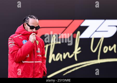 Sakhir, Bahrain. Februar 2025. Ferraris Fahrer Lewis Hamilton aus Großbritannien kommt vor den F1-Vorsaisontests auf dem Bahrain International Circuit am 26. Februar 2025 in Sakhir, Bahrain. Quelle: Qian Jun/Xinhua/Alamy Live News Stockfoto