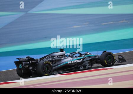 Sakhir, Bahrain. Februar 2025. Mercedes-Schlagzeuger George Russell aus Großbritannien fährt während der F1-Vorsaisontests auf dem Bahrain International Circuit in Sakhir, Bahrain, 26. Februar 2025. Quelle: Qian Jun/Xinhua/Alamy Live News Stockfoto