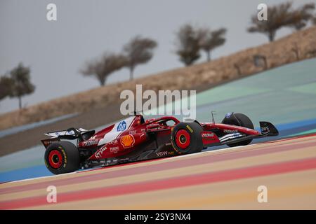 Sakhir, Bahrain. Februar 2025. Ferraris Fahrer Charles Leclerc aus Monaco fährt während der F1-Vorsaisontests auf dem Bahrain International Circuit in Sakhir, Bahrain, 26. Februar 2025. Quelle: Qian Jun/Xinhua/Alamy Live News Stockfoto
