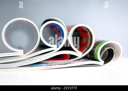 Magazine stapeln, isoliert auf hellem Hintergrund. Kopierbereich. Stockfoto