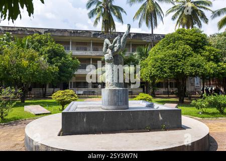 Eine Gedenkskulptur auf dem Gelände des Tuol Sleng Internierungszentrums ehrt das Gedenken an die Opfer, S21, Phnom Penh, Kambodscha, Donnerstag, November Stockfoto