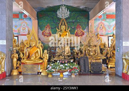 Im Inneren des Chedi des Wat Hong Hong, einem thailändischen buddhistischen Tempel, mit Buddha-Bildern in erdberührender Pose und Nachbildung der verehrten Luang Pho Sothon-Statue Stockfoto