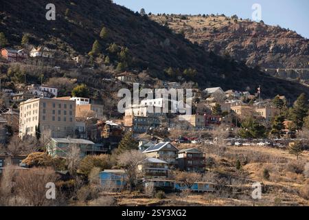 Jerome, Arizona, USA - 1. Januar 2022: In der historischen Altstadt stehen Gebäudefassaden aus dem späten 19. Jahrhundert aus der Zeit des Kupferbergbaus. Stockfoto