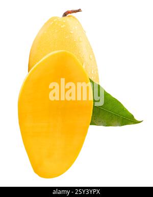 Einzelne reife gelbe Mangobrüchte mit halbem und grünem Blatt im Stapel ist isoliert auf weißem Hintergrund mit Beschneidungspfad. Stockfoto