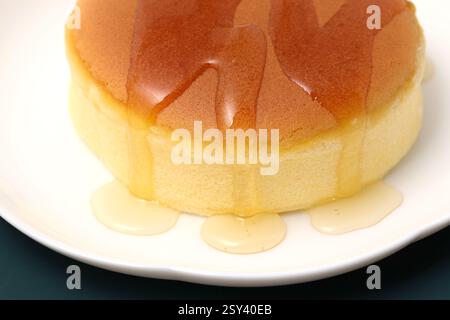 Hausgemachter runder castella-Kuchen mit Honig, Schwammkuchen. Konzept der hausgemachten Bäckerei. Stockfoto