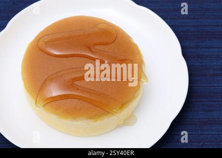 Hausgemachter runder castella-Kuchen mit Honig, Schwammkuchen. Konzept der hausgemachten Bäckerei. Stockfoto