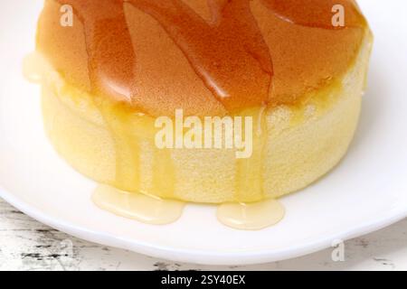 Hausgemachter runder castella-Kuchen mit Honig, Schwammkuchen. Konzept der hausgemachten Bäckerei. Stockfoto
