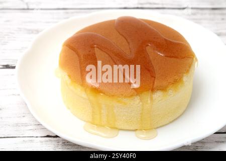 Hausgemachter runder castella-Kuchen mit Honig, Schwammkuchen. Konzept der hausgemachten Bäckerei. Stockfoto