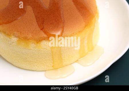 Hausgemachter runder castella-Kuchen, Schwammkuchen mit Honig. Konzept der hausgemachten Bäckerei. Stockfoto