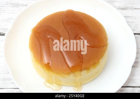 Hausgemachter runder castella-Kuchen, Schwammkuchen mit Honig. Konzept der hausgemachten Bäckerei. Stockfoto