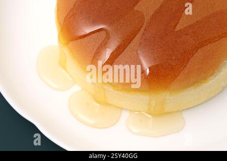 Hausgemachter runder castella-Kuchen, Schwammkuchen mit Honig. Konzept der hausgemachten Bäckerei. Stockfoto