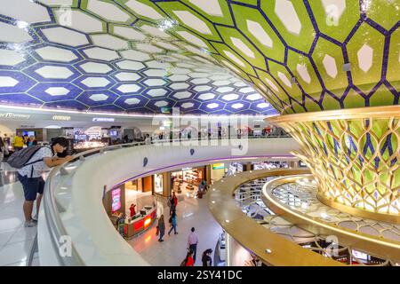 Innenansicht des Zayed International Airport Terminals in Abu Dhabi, VAE, mit moderner Architektur und geräumigem Design Stockfoto