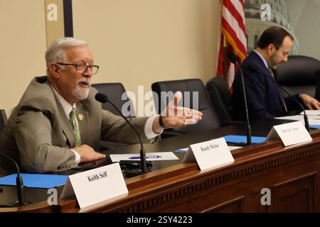 Washington Dc, Usa. Februar 2025. Randy Weber (R-TX) spricht während des Iran Human Rights and Democracy Caucus im US-Repräsentantenhaus. Der Iran Human Rights and Democracy Caucus im Repräsentantenhaus der USA hörte eine Online-Aussage von Maryam Rajavi, der designierten Präsidentin des Nationalen Widerstandsrates des Iran (NCRI). Darüber hinaus sagte Prof. Vidal-Quadras, der im November 2023 einen Attentat in Madrid überlebte, über die Zukunft des Iran aus Stockfoto