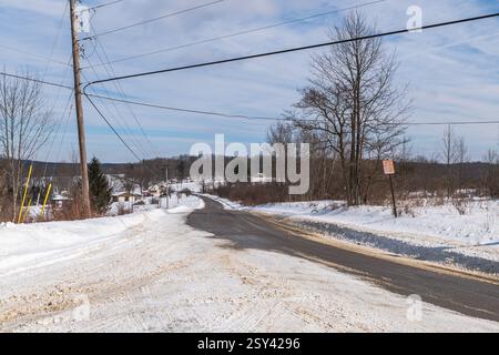 Eine gewundene ländliche Straße durch die Wälder in Deerfield Township, Pennsylvania, USA Stockfoto